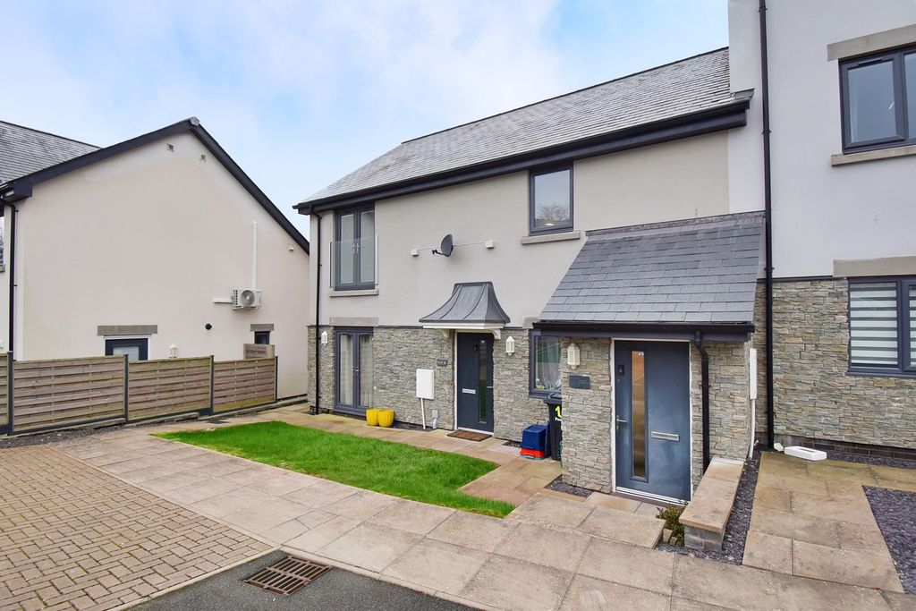 2 bed flat to rentCourt Rise, Hoggan Park, Brecon, Powys. LD3