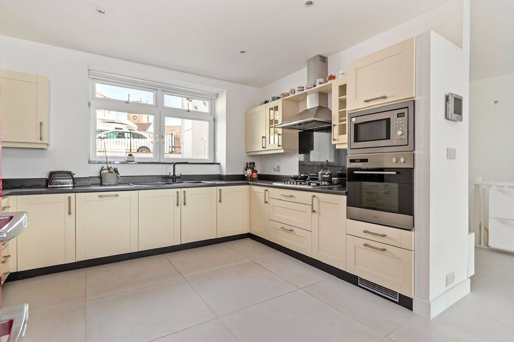 Additional image 31 of 2 bed flat for saleFlat 2 Murray Crescent House, The Rath, Milford Haven, Pembrokeshire SA73