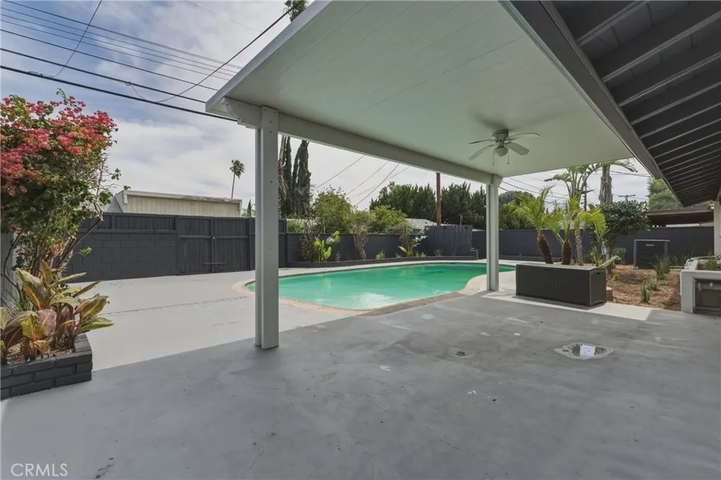 8800 Comanche Ave, Winnetka, CA 91306