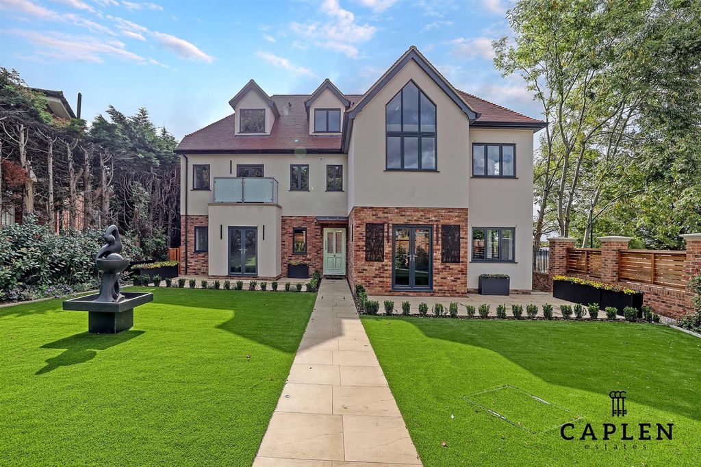 2 bed flat to rentManor Road, Chigwell IG7