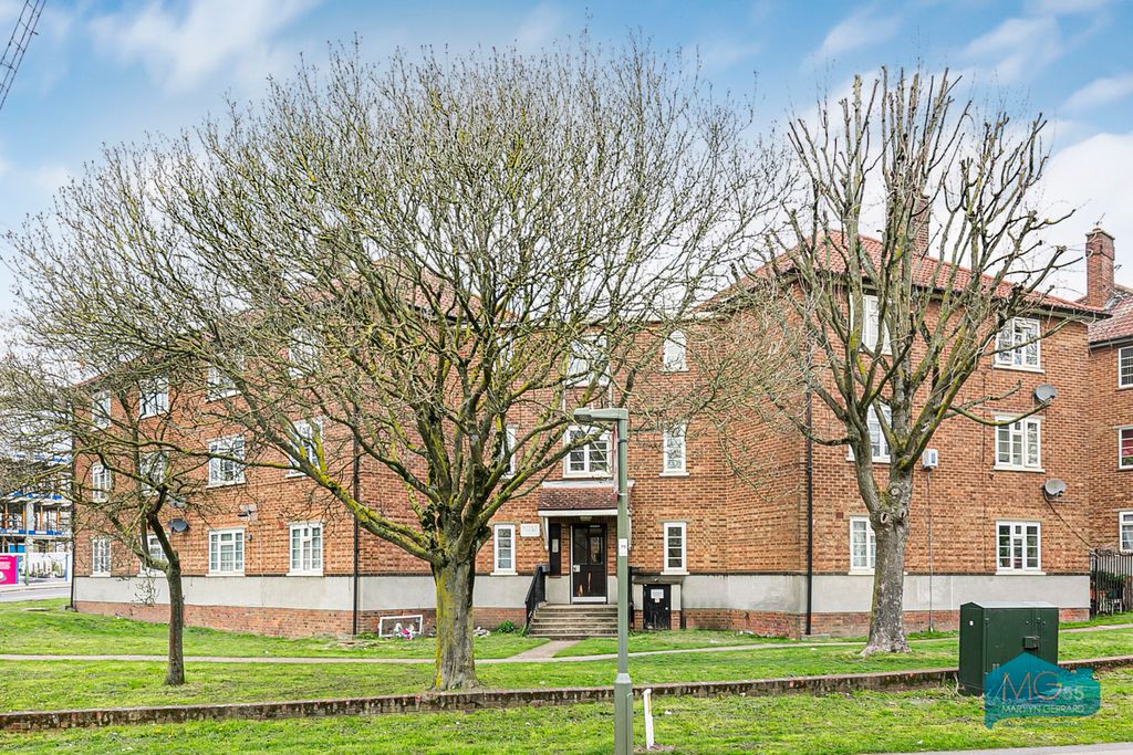2 bed flat to rentBittacy Court, Frith Lane, London NW7