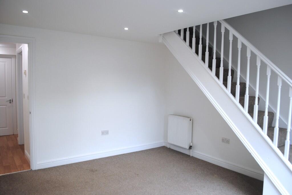 ***very Well Presented 2 Bedroom House With 2 Parking Spaces*** photo 4