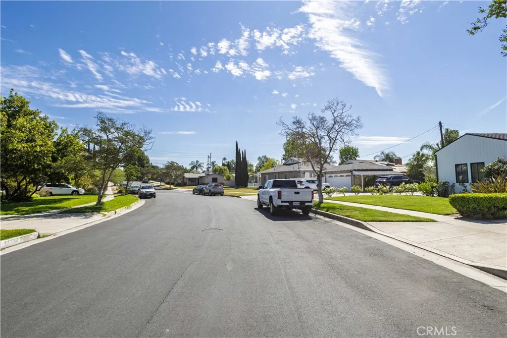 11750 Hatteras St, Valley Village, CA 91607