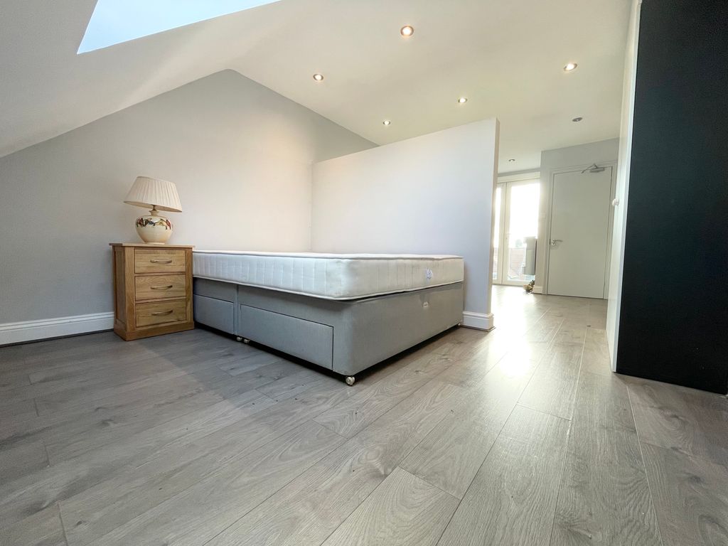 Additional image 3 of 2 bed flat to rentVictoria Road, London NW7