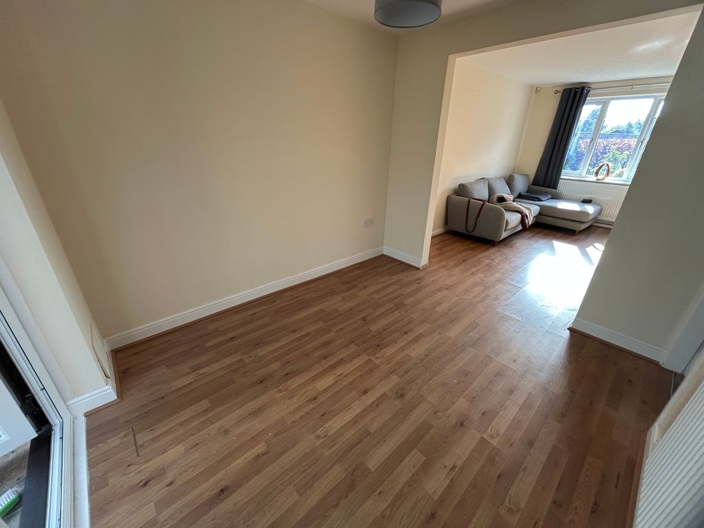 3 bed detached house to rentWrexham LL14 photo 4