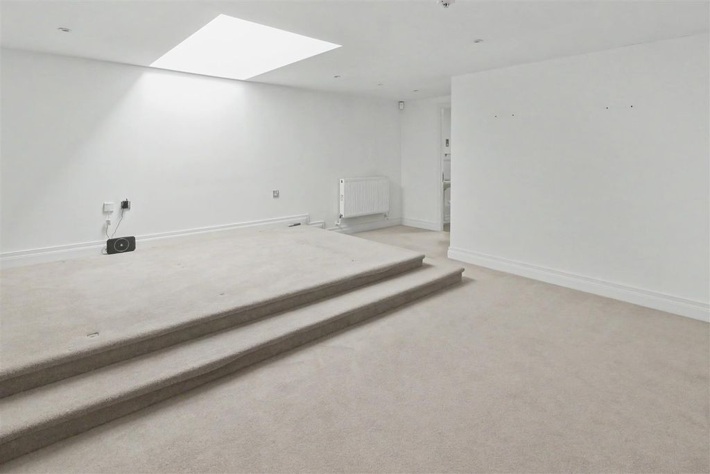 Additional image 11 of 3 bed flat to rentTown Street, Bramcote, Nottingham NG9