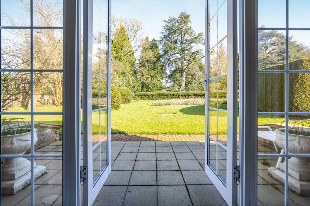 2 bed detached house for salePrincess Gate, Sunninghill SL5 photo 5