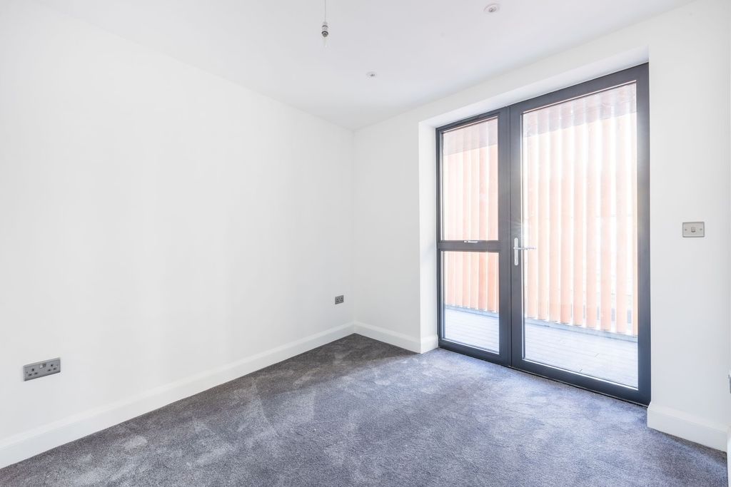 2 bed flat to rentFrith Road, Connect House CR0 photo 4