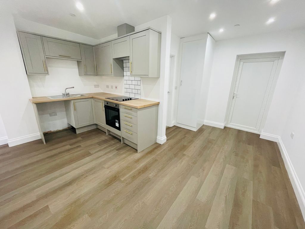 1 bed flat to rent-32 Dimond Street, Pembroke Dock SA72