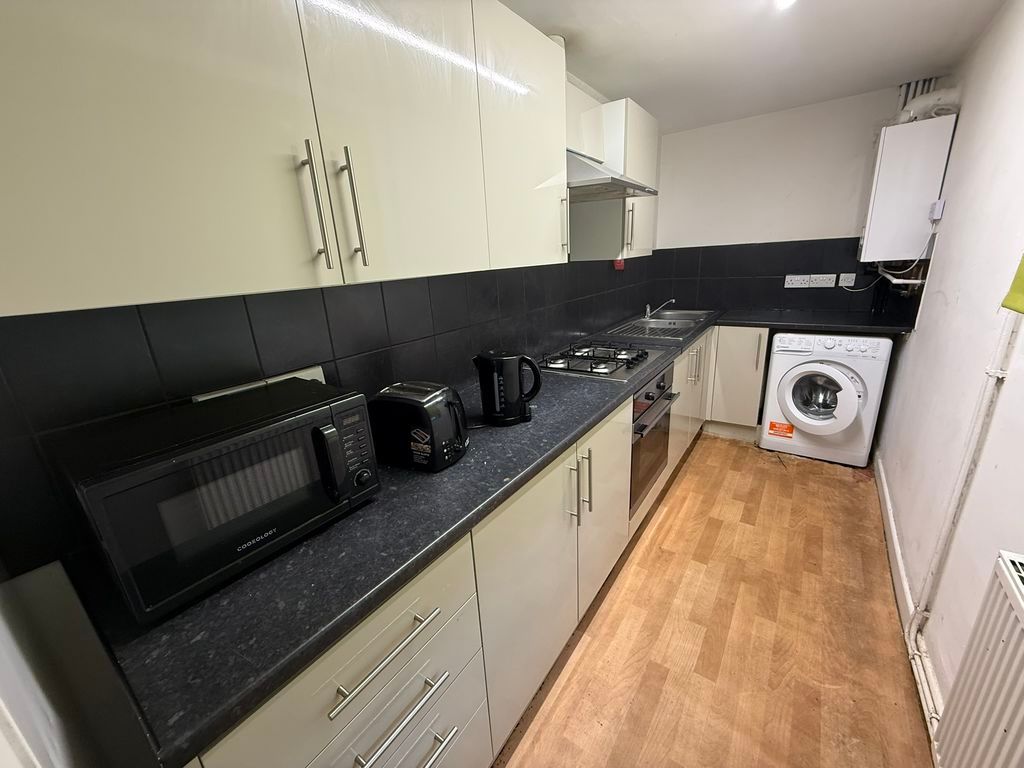 6 bed shared accommodation to rentFrederick Grove, Nottingham NG7 photo 2