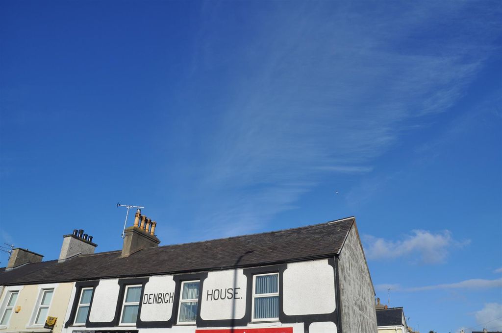2 bed property to rentYr Erw, London Road, Holyhead LL65