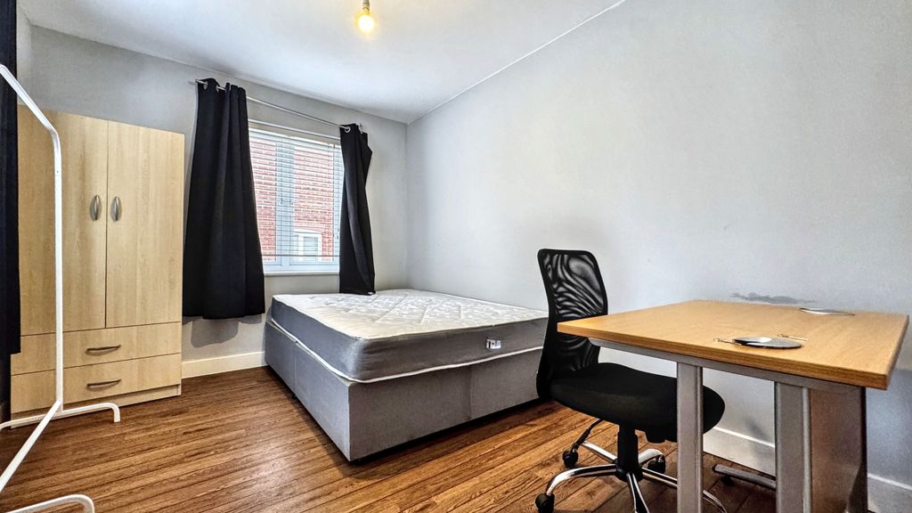 6 bed shared accommodation to rentOxleigh Way, Stoke Gifford, Bristol, Gloucestershire BS34 photo 4