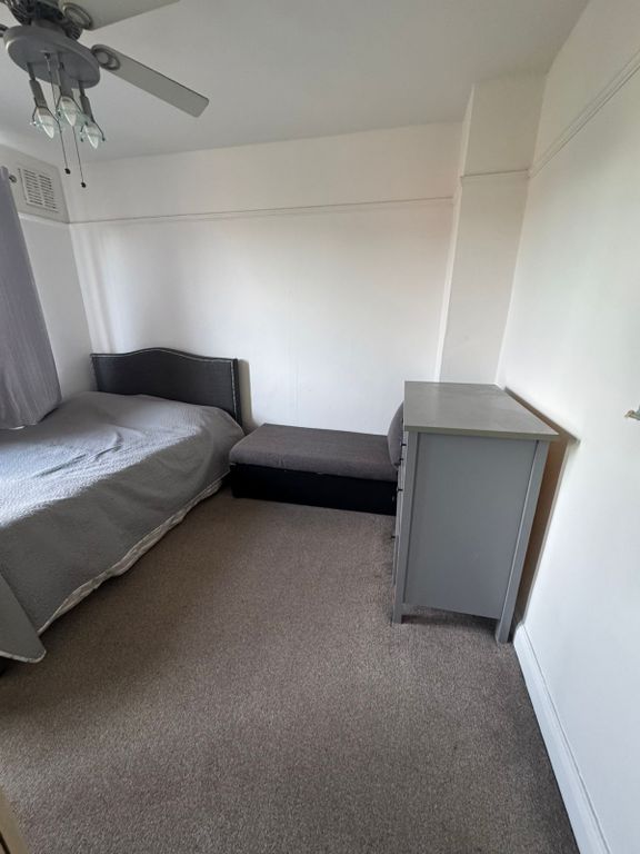 Room to rentForest Road IG6 photo 2