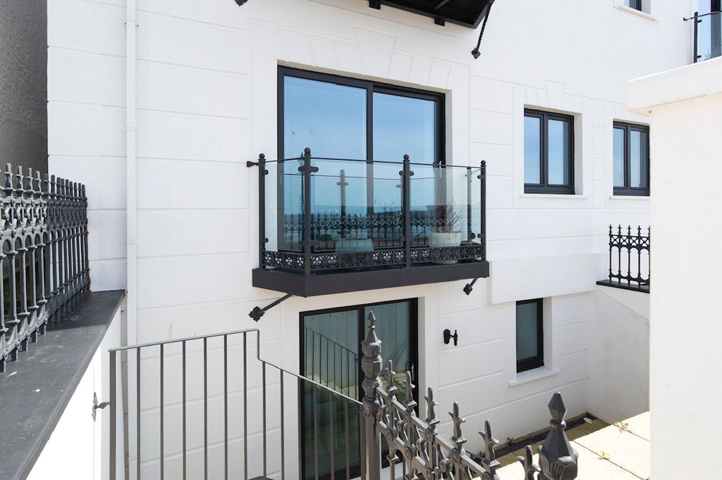 Additional image 19 of 2 bed flat for saleFlat 2 Murray Crescent House, The Rath, Milford Haven, Pembrokeshire SA73