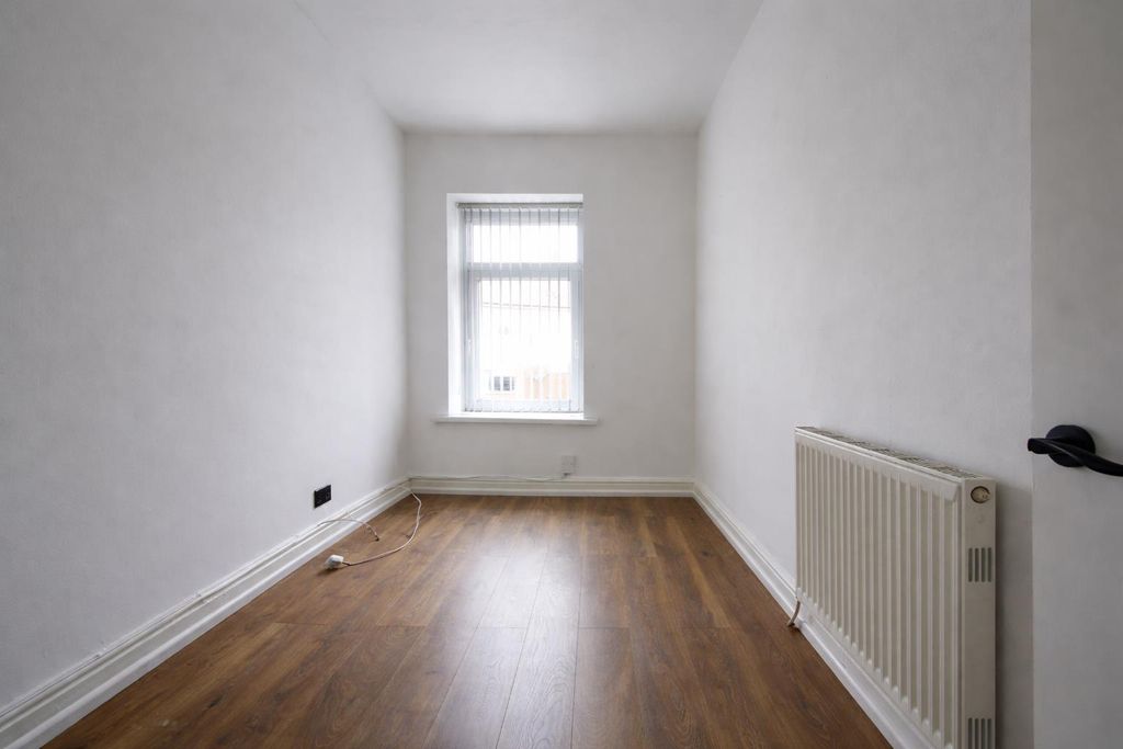 2 bed flat to rentWilkins Terrace, Caerphilly CF83 photo 5