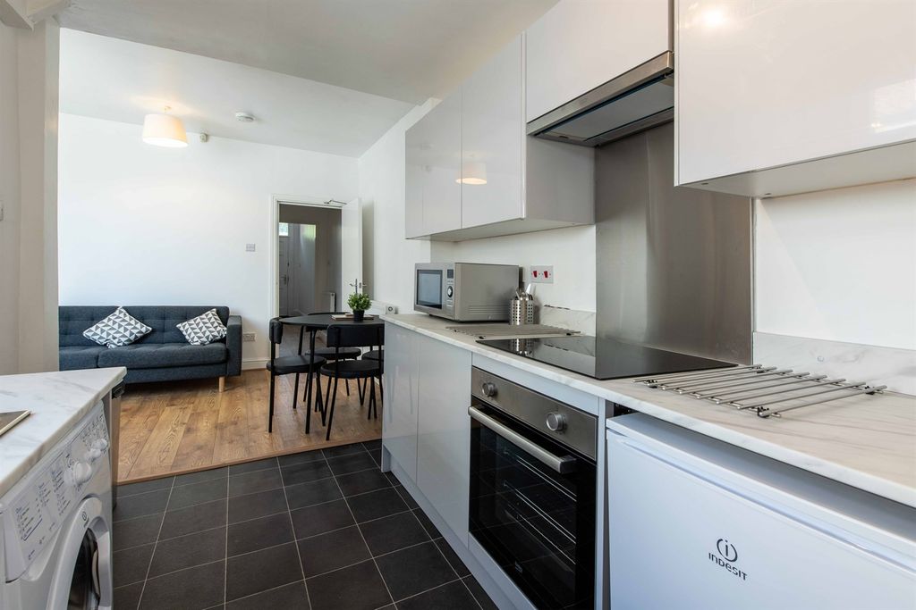 4 bed shared accommodation to rentAlbert Road, Nottingham NG7 photo 4