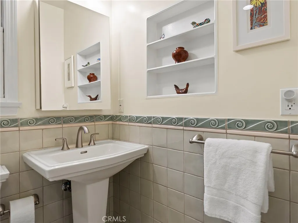 Additional image 110 of 1012 N Sunset Canyon Drive, Burbank, CA 91504