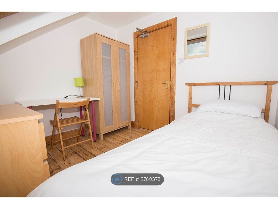 5 bed flat to rentPolwarth Crescent, Edinburgh EH11 photo 4