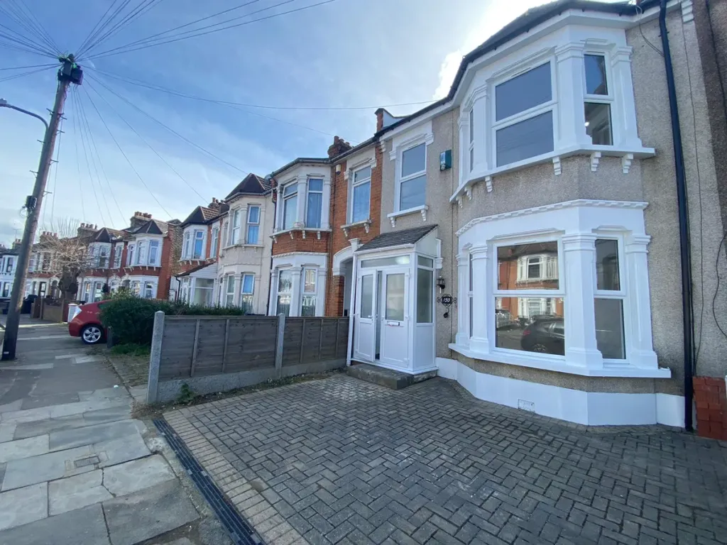 3 bed terraced house to rentWindermere Gardens, Ilford IG4