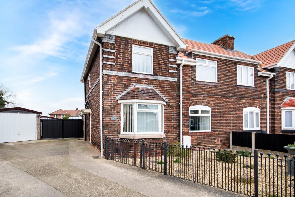 3 bed semi-detached house for saleNorfolk Drive, Bircotes, Doncaster DN11