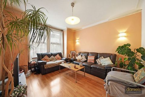 Holberton Gardens, College Park, London NW10