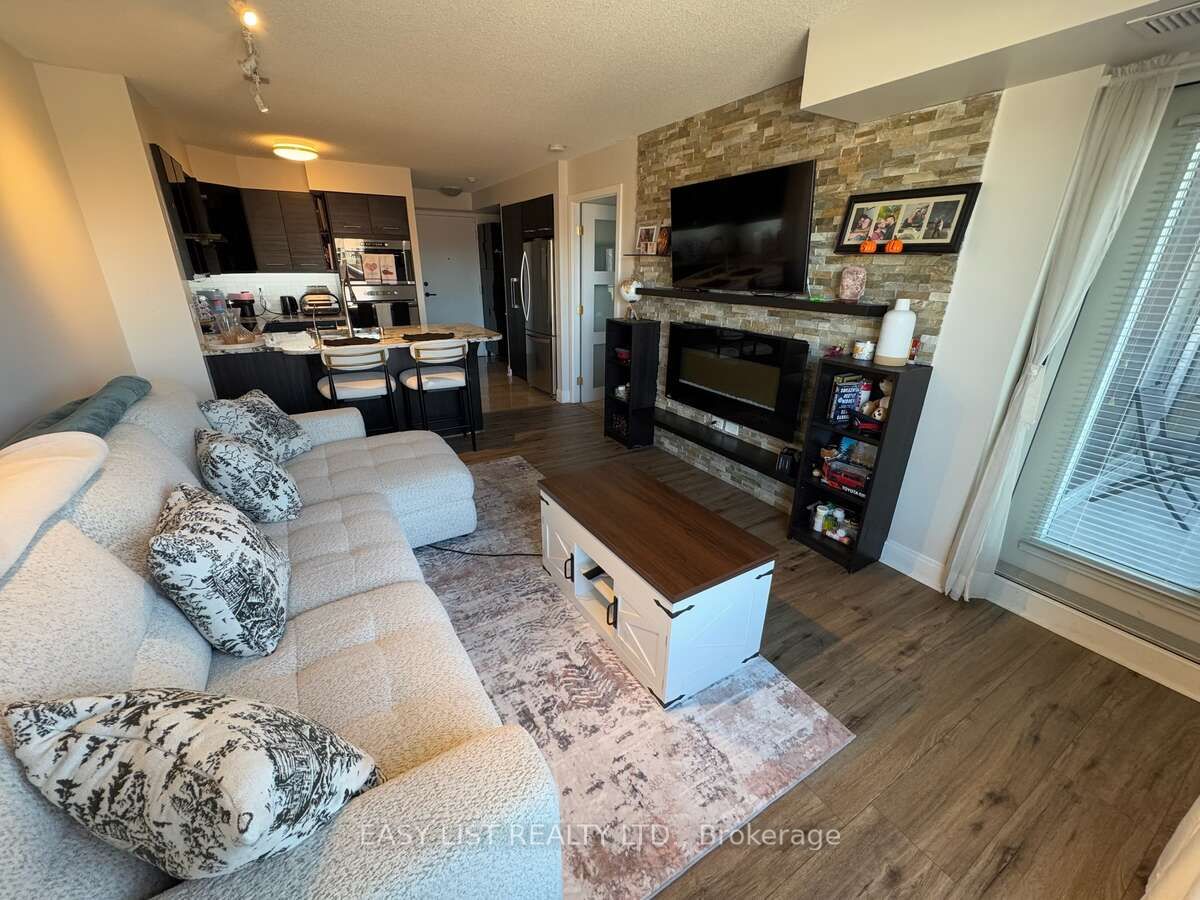 326-120 Dallimore Circle, Toronto, ON, M3C 4J1 photo 4