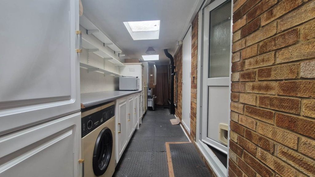 Additional image 7 of 3 bed semi-detached bungalow to rentOnslow Road, Luton LU4