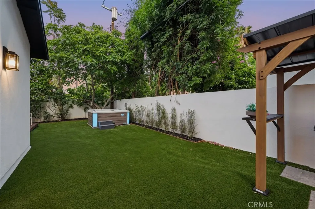 17420 Collins Street, Encino, CA 91316