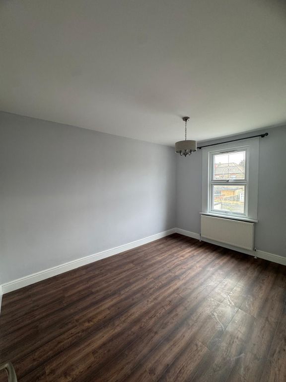 2 bed flat to rentCastleton Road IG3 photo 4