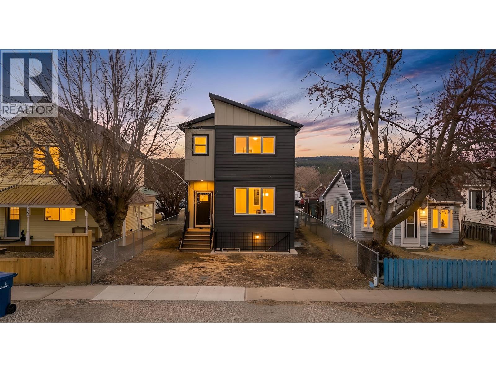 221 4th Avenue S
