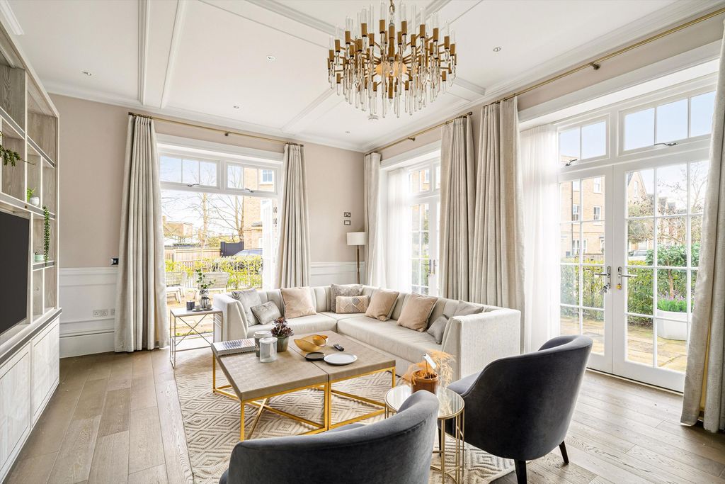 3 bed maisonette to rentBarrons Chase, Richmond TW10