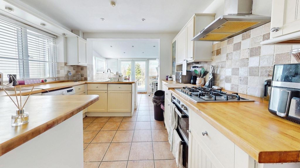 Additional image 5 of 3 bed semi-detached house to rentNewbridge Road, Pontyclun CF72