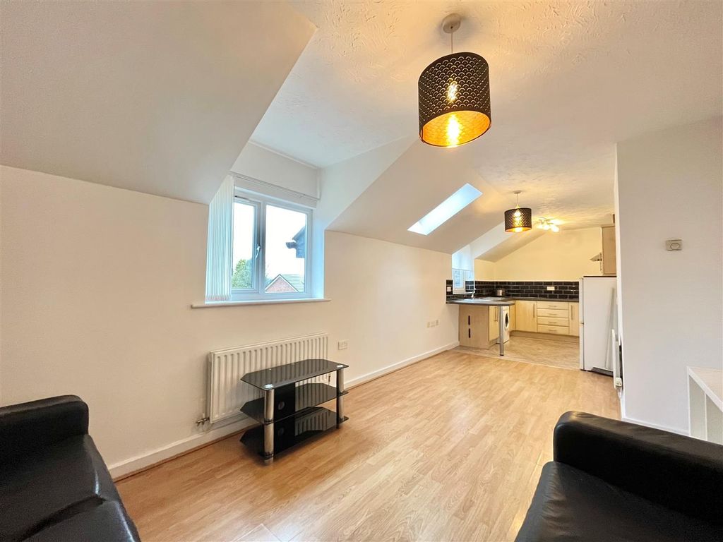 2 bed flat to rentVictoria Court, Whitefield, Manchester M45