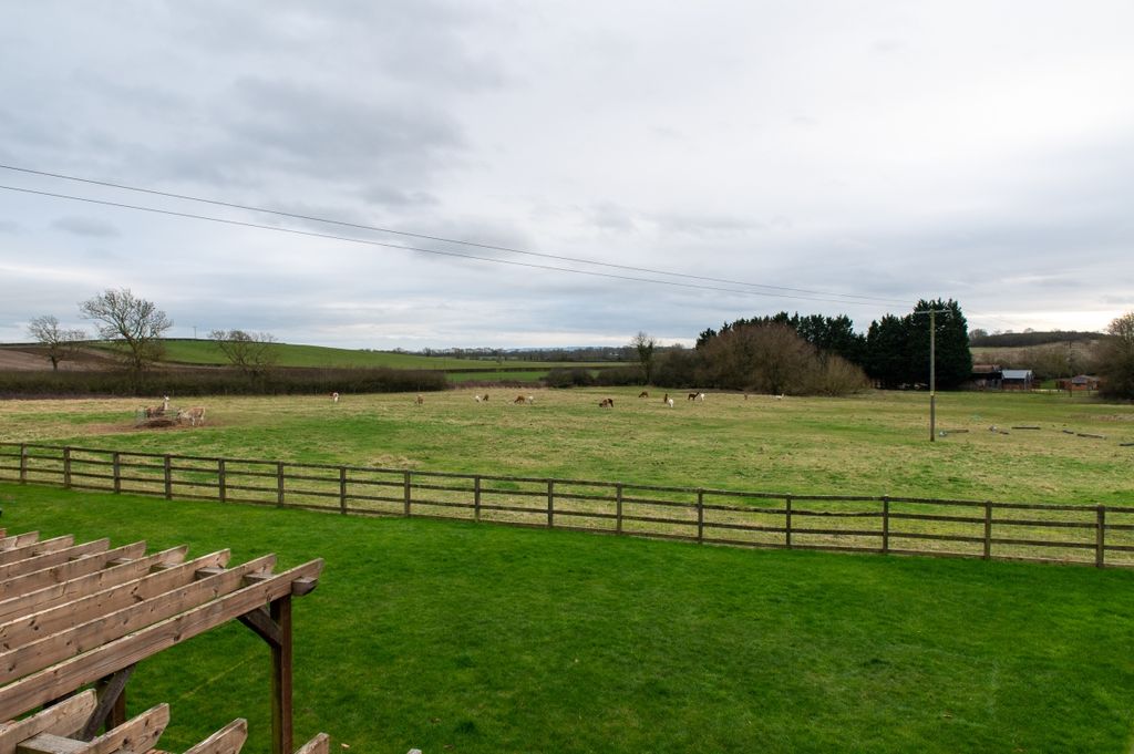 Additional image 2 of 4 bed detached house to rentNewnham, Henley-In-Arden B95