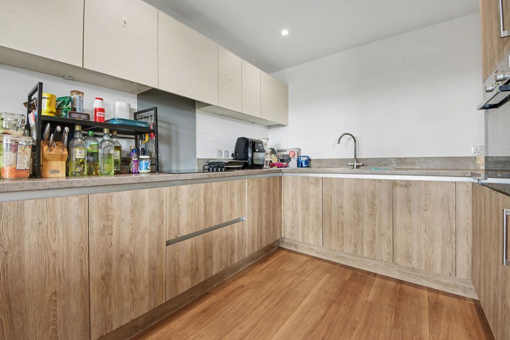 2 bed flat for saleJohn Thornycroft Road, Centenary Quay SO19 photo 3