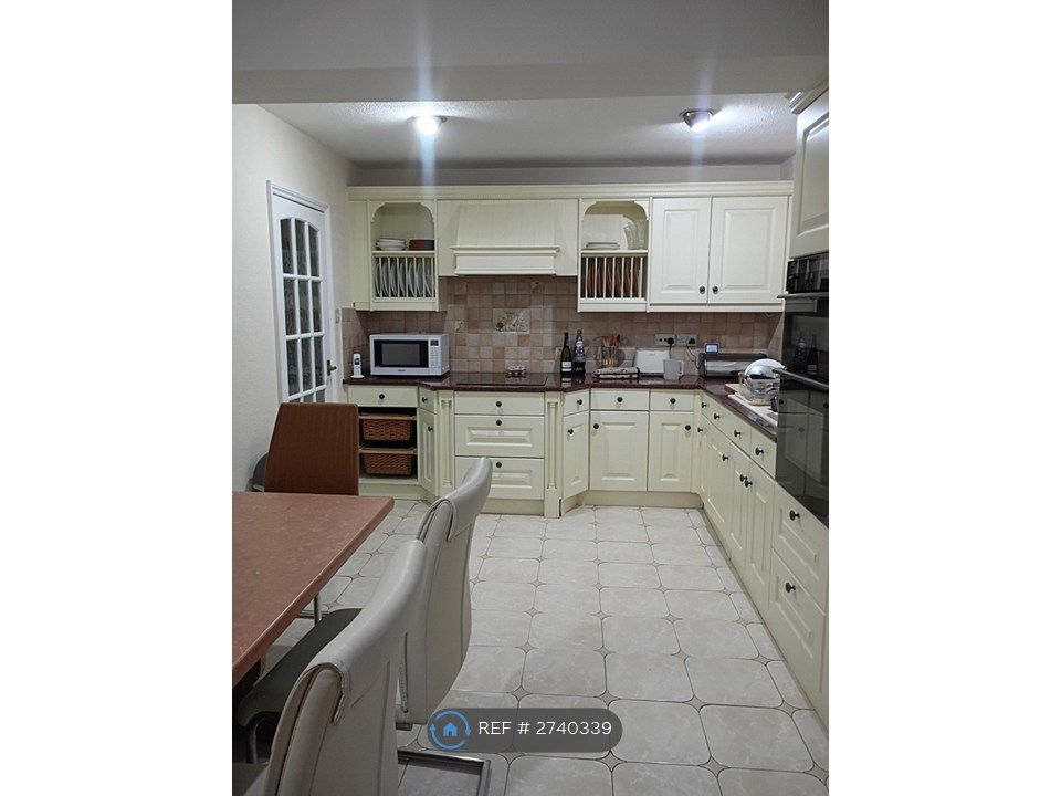 4 bed detached house to rentChestnut Road, Redditch B96 photo 2