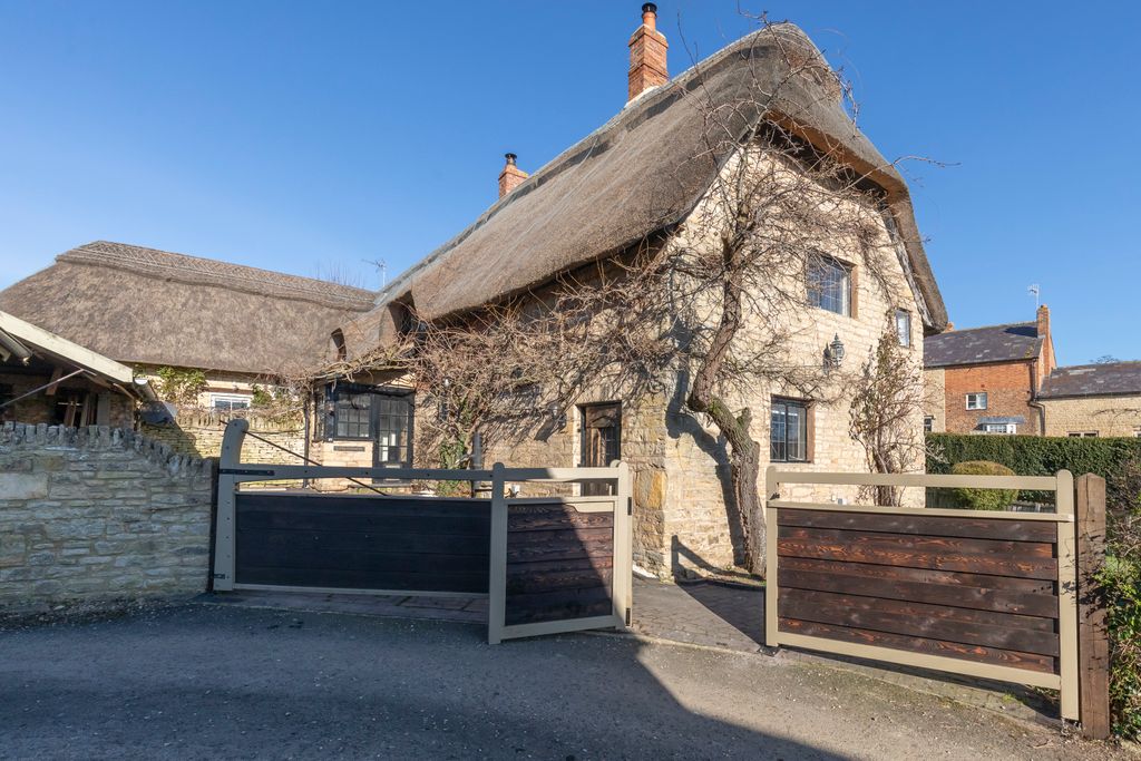 3 bed semi-detached house to rentThe Old Thatch, Grafton GL20