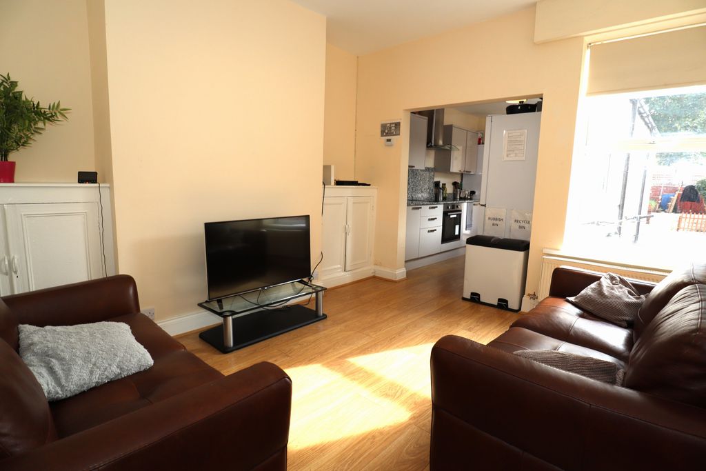 Additional image 2 of 6 bed terraced house to rentSt Catherines Grove, Lincoln LN5
