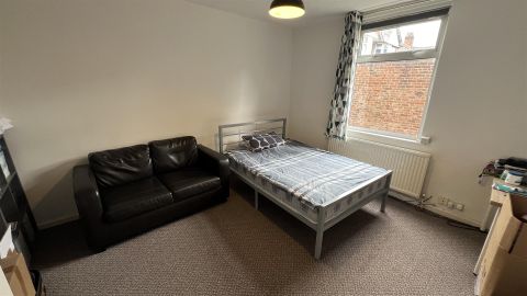 Beaconsfield, Fallowfield, Manchester M14, Studio to rent