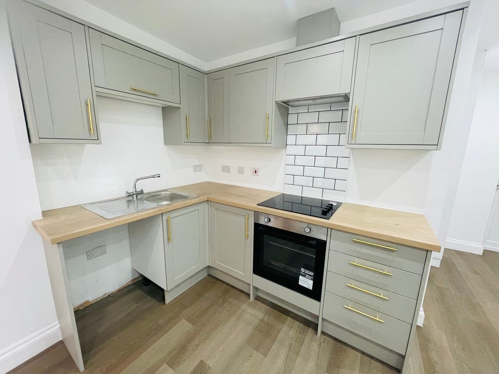 Additional image 2 of 1 bed flat to rent-32 Dimond Street, Pembroke Dock SA72