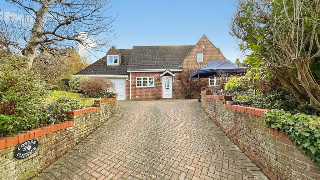 Lower Road, Bratton