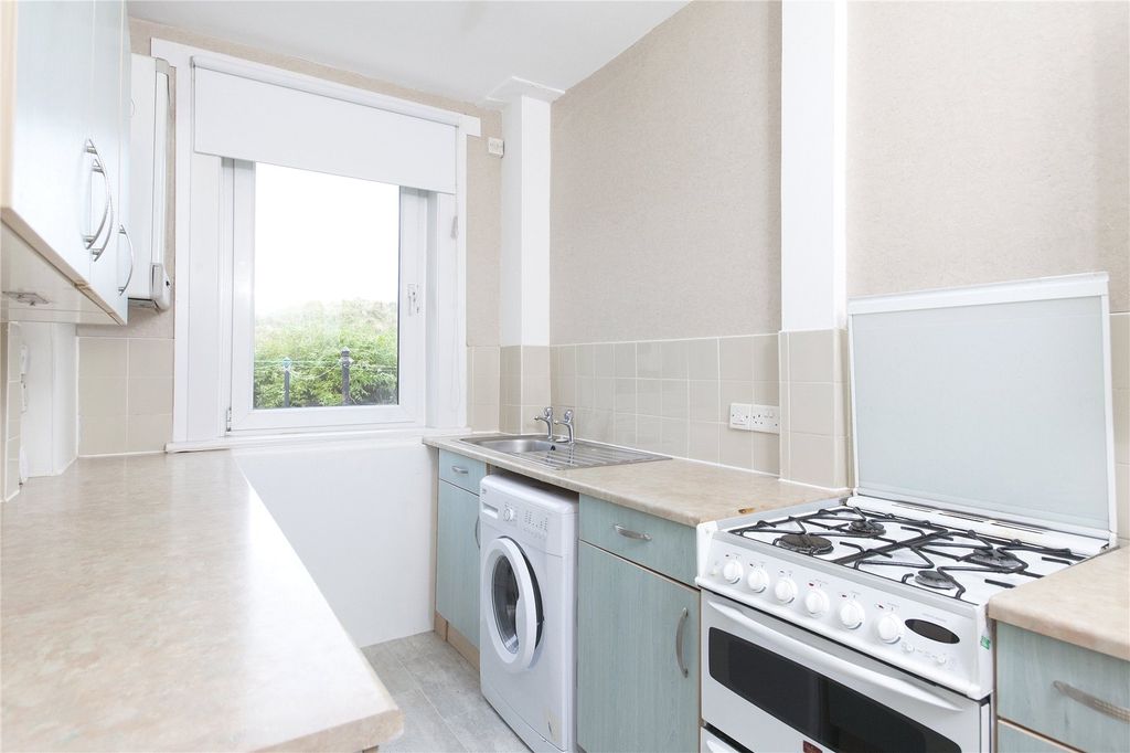 Additional image 4 of 2 bed flat to rentBurdiehouse Square, Old Burdiehouse, Edinburgh EH17