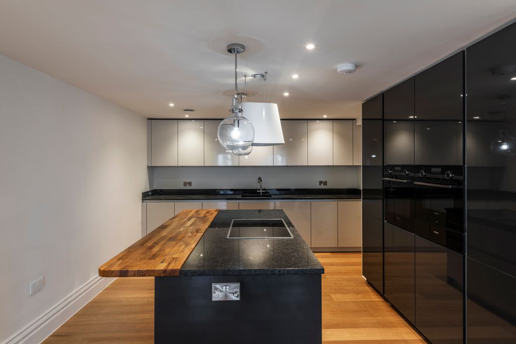 2 bed flat to rentCathedral Yard, Exeter EX1 photo 5