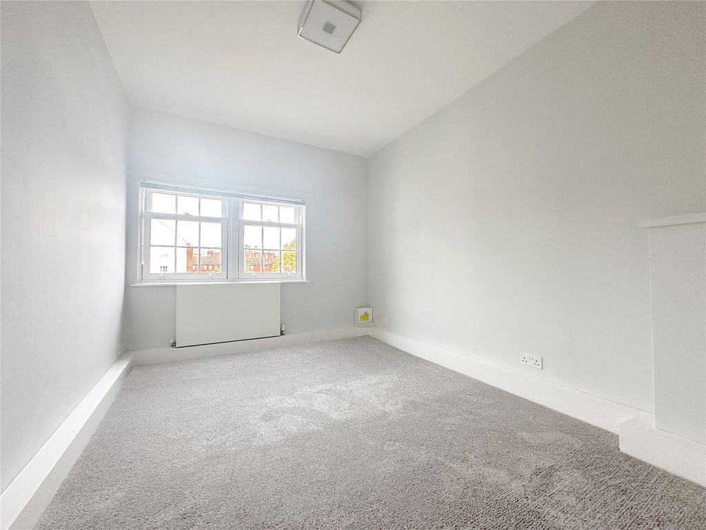 2 bed flat to rentSt Leonards, Exeter EX2 photo 5