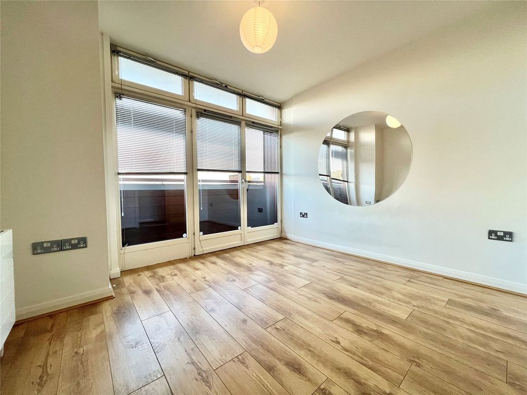 1 bed flat to rent3 Roman Walk, Exeter, Devon EX1 photo 5