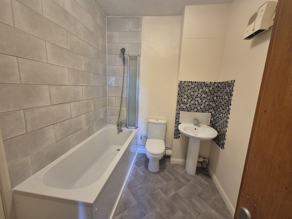 1 bed flat to rentSalisbury SP2 photo 4