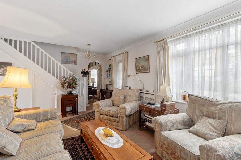 Additional image 2 of 4 bed detached house for saleRobins Orchard, Chalfont St. Peter, Buckinghamshire SL9