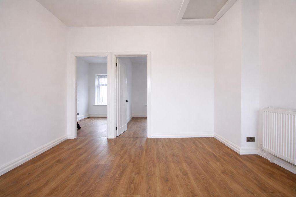 2 bed flat to rentWilkins Terrace, Caerphilly CF83 photo 4