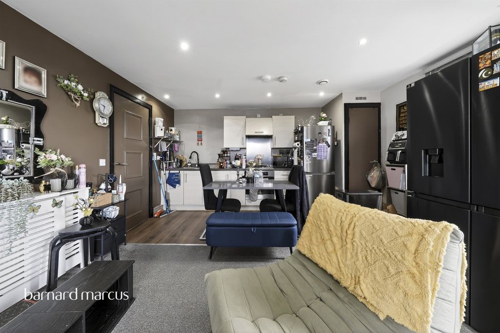 3 bed flat for saleTown Lane, Stanwell, Staines-Upon-Thames TW19