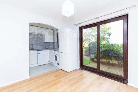 Riverside Close, London E5
